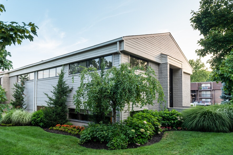 5800 Outlook St, Mission, KS for sale - Building Photo - Image 1 of 1