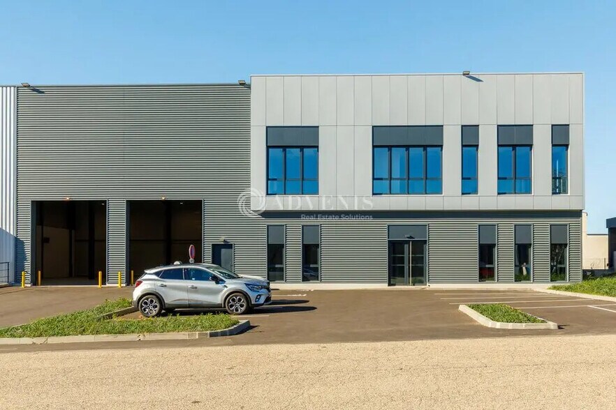 Industrial in Corbas for lease - Building Photo - Image 2 of 12