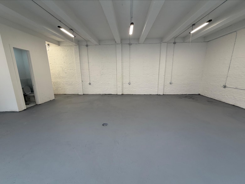 847 Knickerbocker Ave, Brooklyn, NY for lease - Building Photo - Image 3 of 8