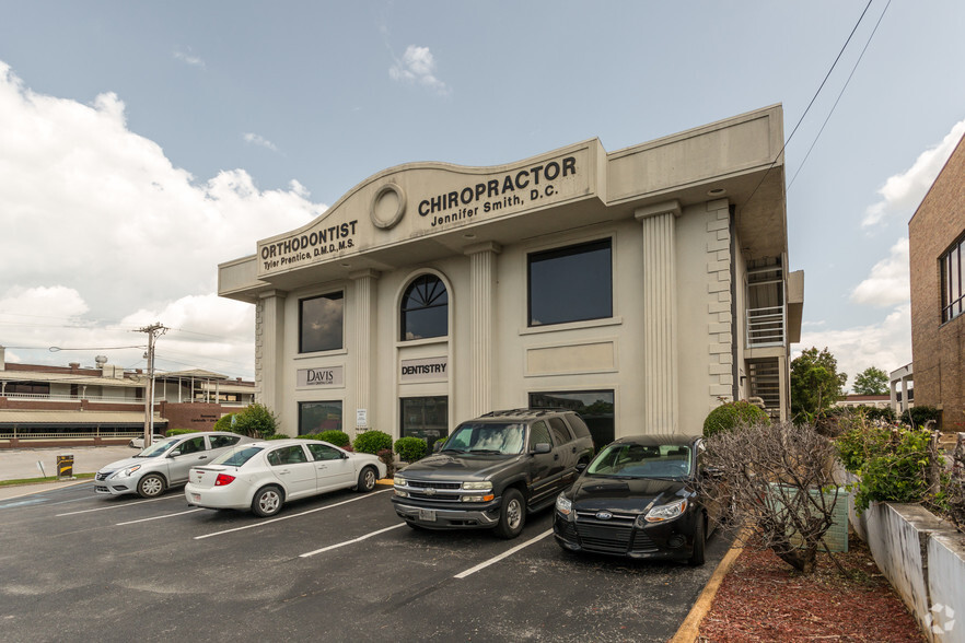 7003 Shallowford Rd, Chattanooga, TN for lease - Primary Photo - Image 1 of 12