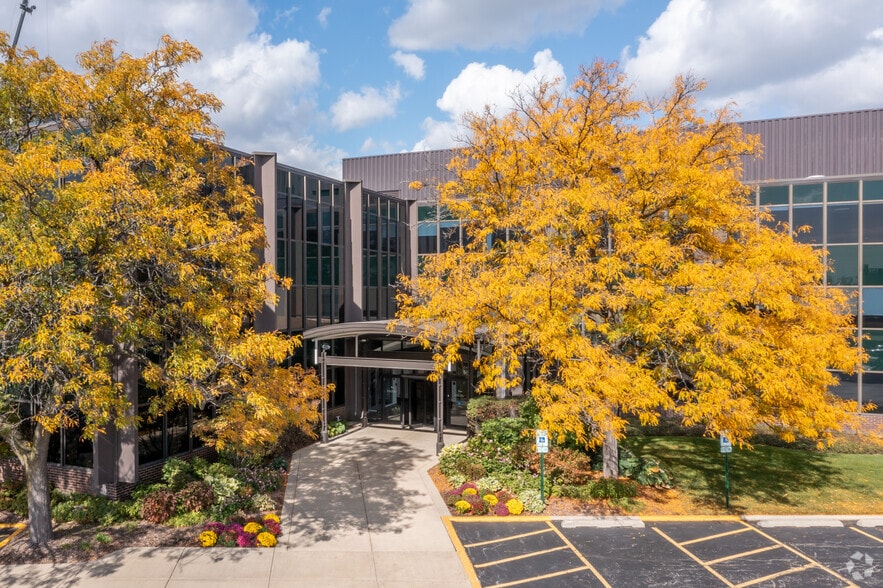 903 Commerce Dr, Oak Brook, IL for lease - Primary Photo - Image 1 of 9