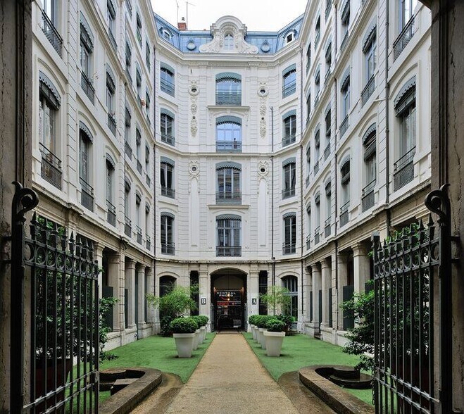 Office in Lyon for lease - Building Photo - Image 2 of 7