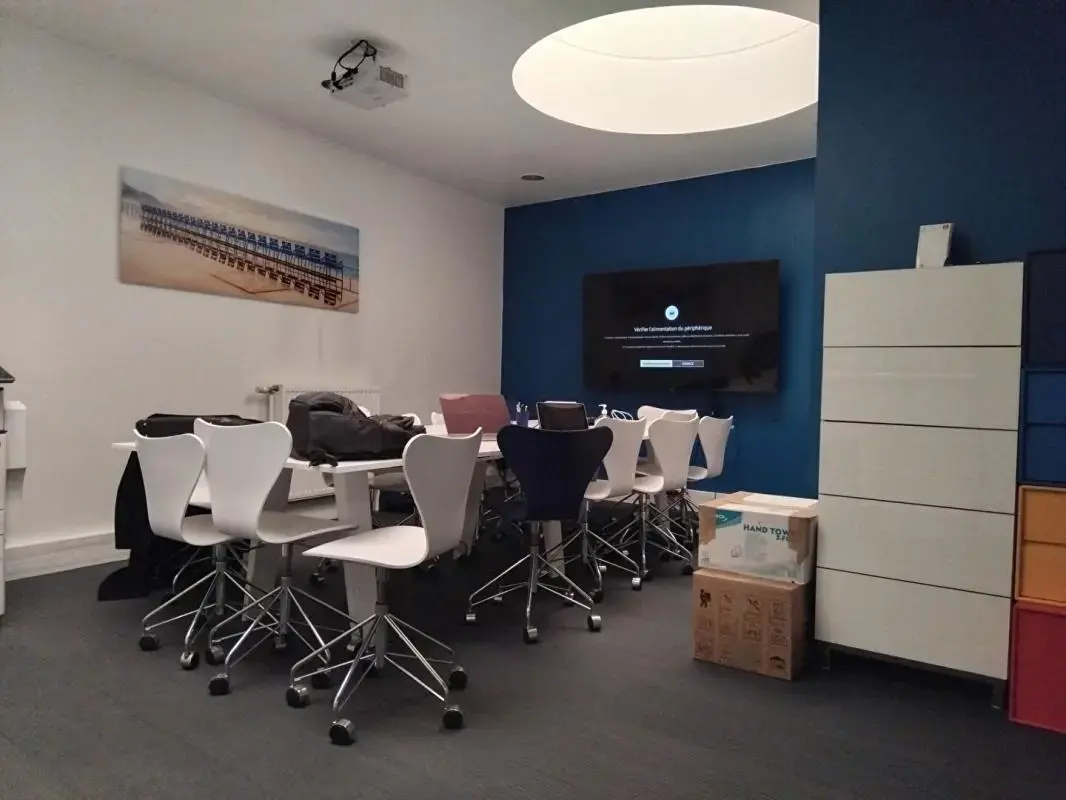 Office in Paris for lease Interior Photo- Image 1 of 2