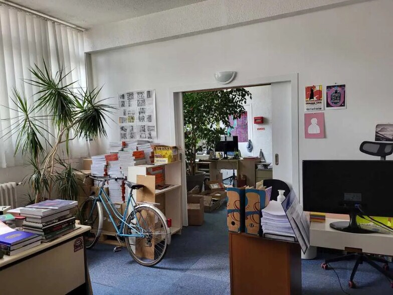 Flex in Paris for lease - Interior Photo - Image 3 of 13