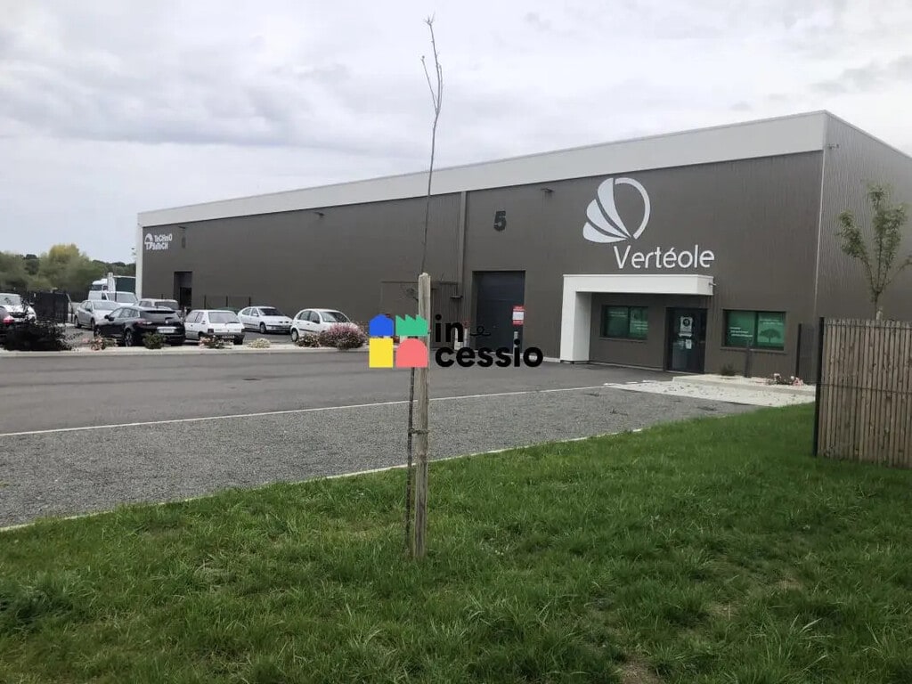 Location Local d'activités 385 m² - Photo 1