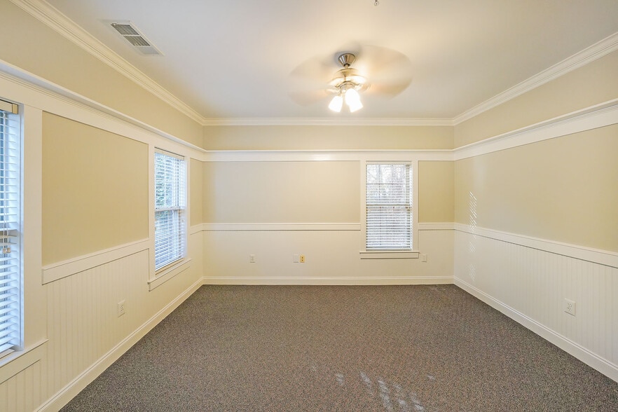 Building 1800: Units 1820, 1830, 1840 portfolio of 3 properties for sale on LoopNet.com - Building Photo - Image 3 of 13