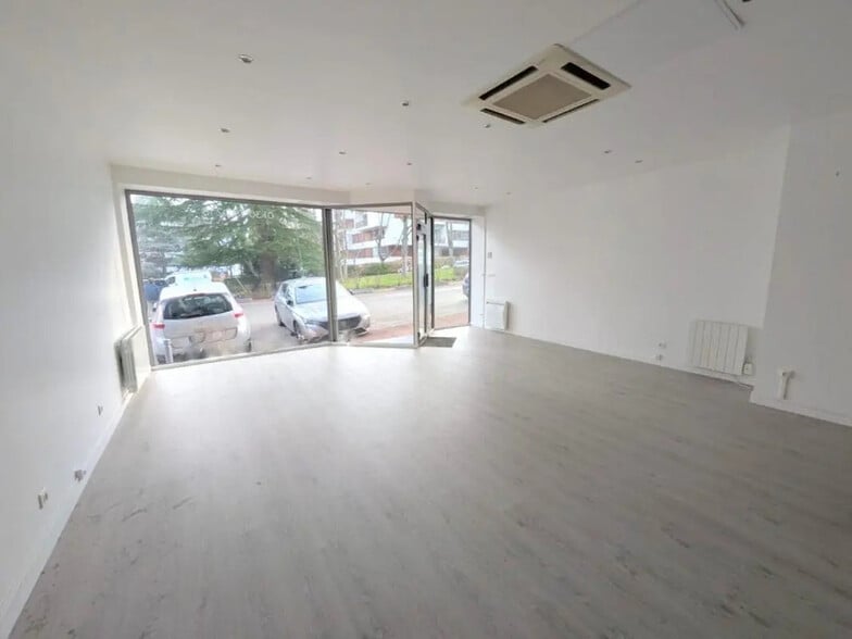 Résidence Du Parc Du Chateau, Louveciennes for lease - Interior Photo - Image 2 of 9