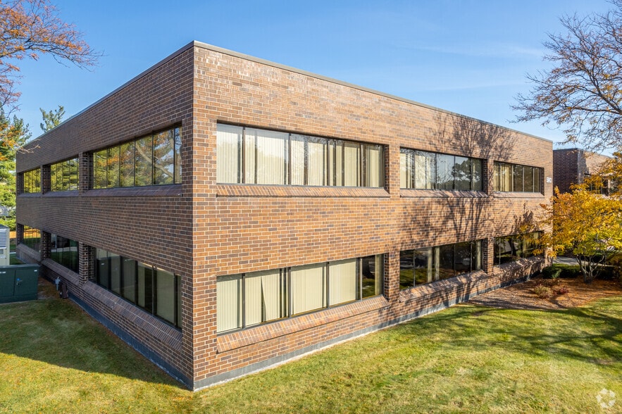 580 Waters Edge Dr, Lombard, IL for lease - Building Photo - Image 1 of 6
