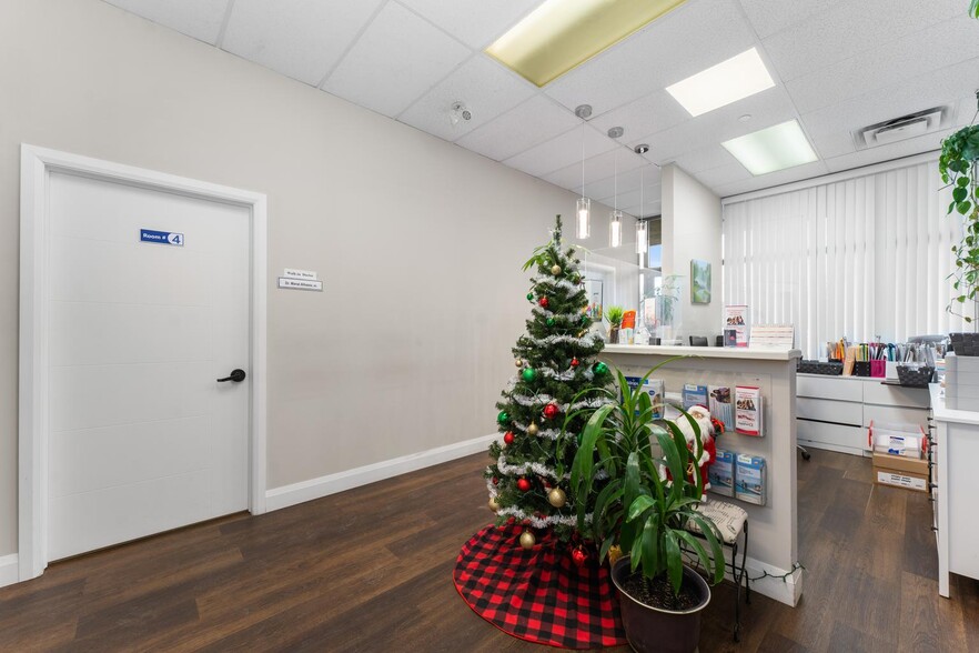 778 Sheppard Ave W, Toronto, ON for lease - Interior Photo - Image 3 of 9