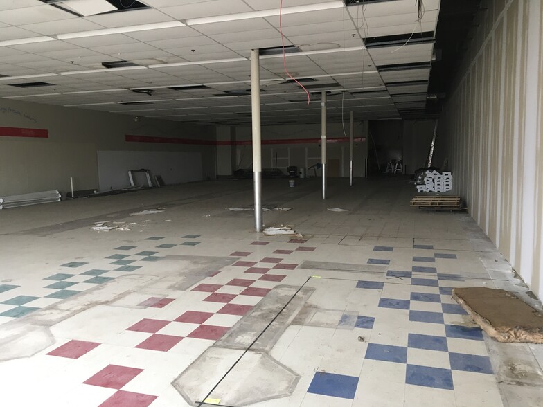 Center Road, Poland, OH for lease - Interior Photo - Image 2 of 4