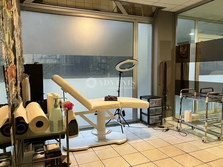 Retail in Bourges for lease - Interior Photo - Image 2 of 3