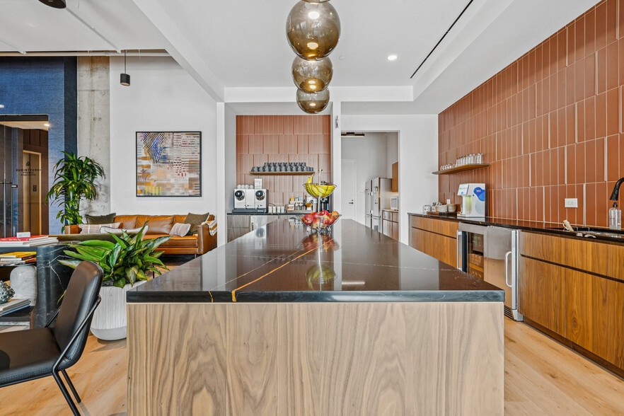 600 S Tryon St, Charlotte, NC for lease - Building Photo - Image 2 of 12