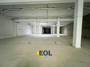 Espace intérieur spacieux et lumineux, parfait pour vos projets.