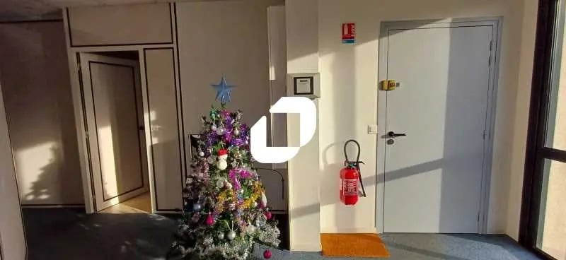 Office in Aubergenville for lease - Interior Photo - Image 1 of 6