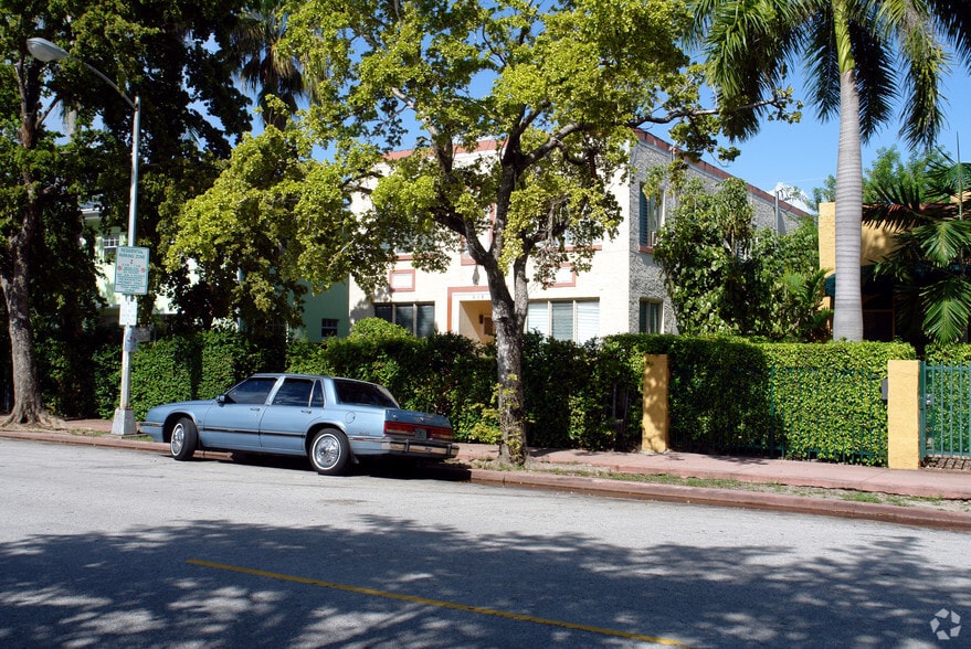 818 Jefferson Ave, Miami Beach, FL for sale - Building Photo - Image 2 of 5