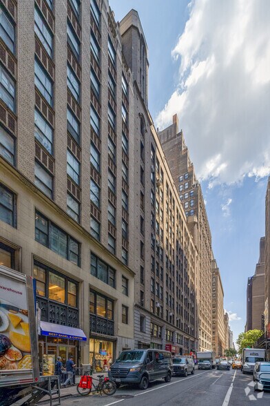213 W 35th St, New York, NY for lease - Building Photo - Image 2 of 8