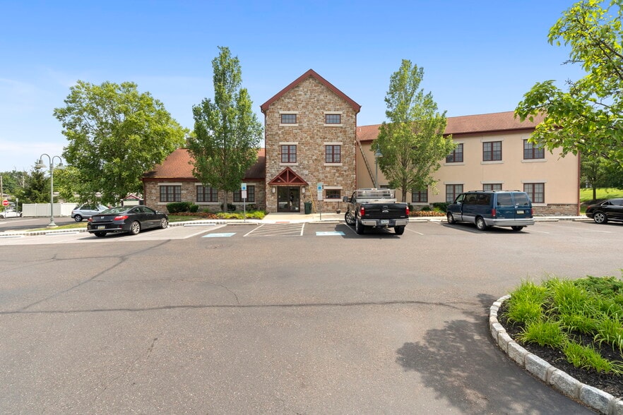 1600 N Bethlehem Pike portfolio of 2 properties for sale on LoopNet.com - Building Photo - Image 3 of 28