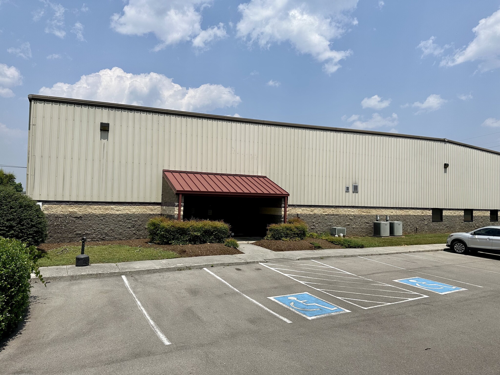 108 W Center Stage, Clinton, TN for sale Building Photo- Image 1 of 1