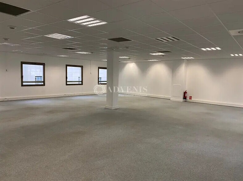 Office in Lyon for lease - Building Photo - Image 2 of 10