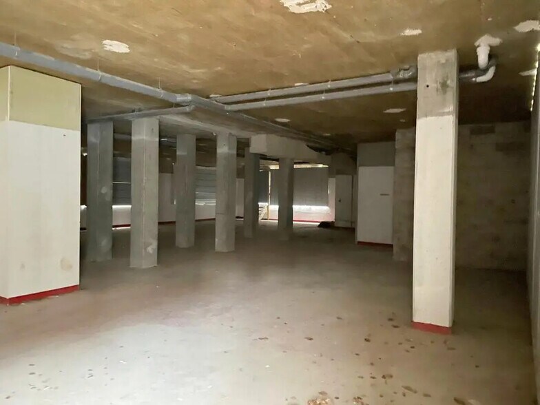 Retail in Poissy for lease - Interior Photo - Image 3 of 4