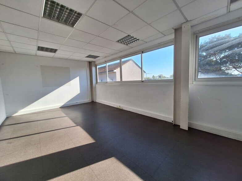 Office in Lormont for lease - Building Photo - Image 2 of 6