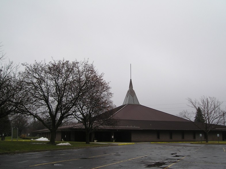 2001 E Grand River Ave, Lansing, MI for sale - Building Photo - Image 1 of 1