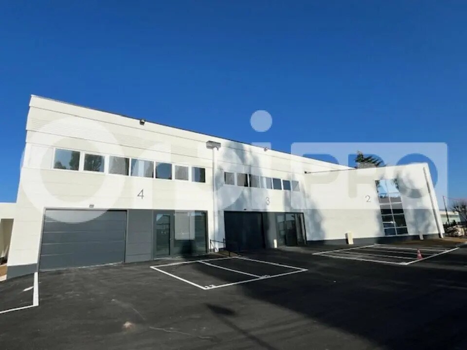 Flex in Fontenay-Trésigny for lease Building Photo- Image 1 of 17