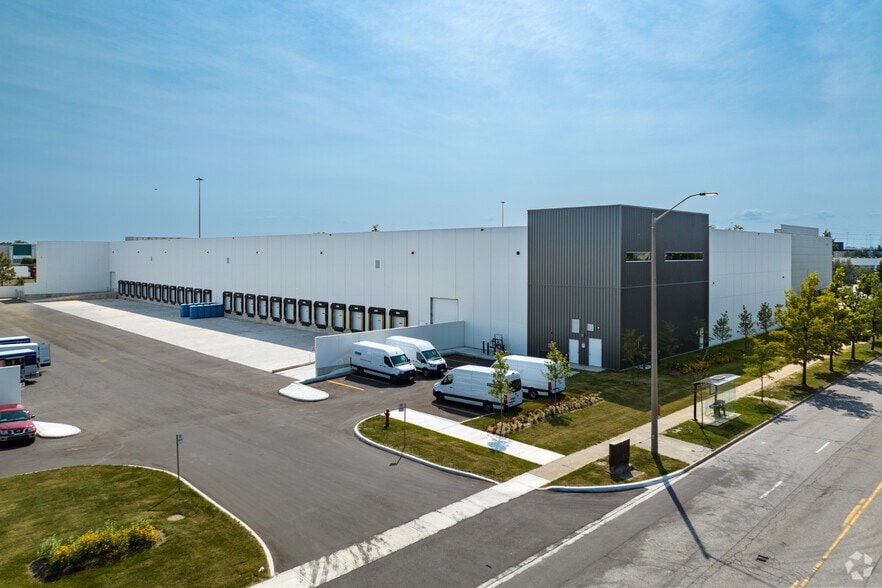 2475 Meadowpine Blvd, Mississauga, ON for sale - Building Photo - Image 3 of 8