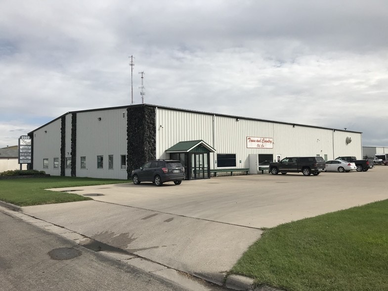 2323 16th Ave S, Moorhead, MN for lease - Building Photo - Image 1 of 2