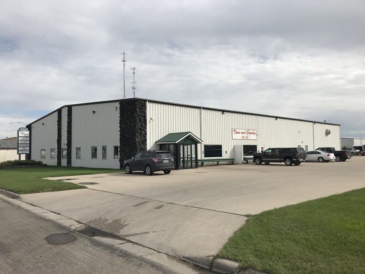 2323 16th Ave S, Moorhead, MN for lease Building Photo- Image 1 of 3