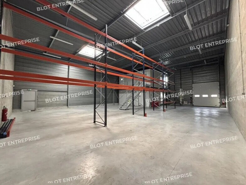 Flex in Saint-Herblain for lease - Building Photo - Image 1 of 6
