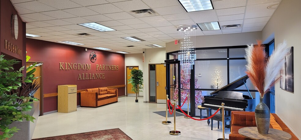 6091 N. Teutonia, Milwaukee, WI for lease - Lobby - Image 1 of 7