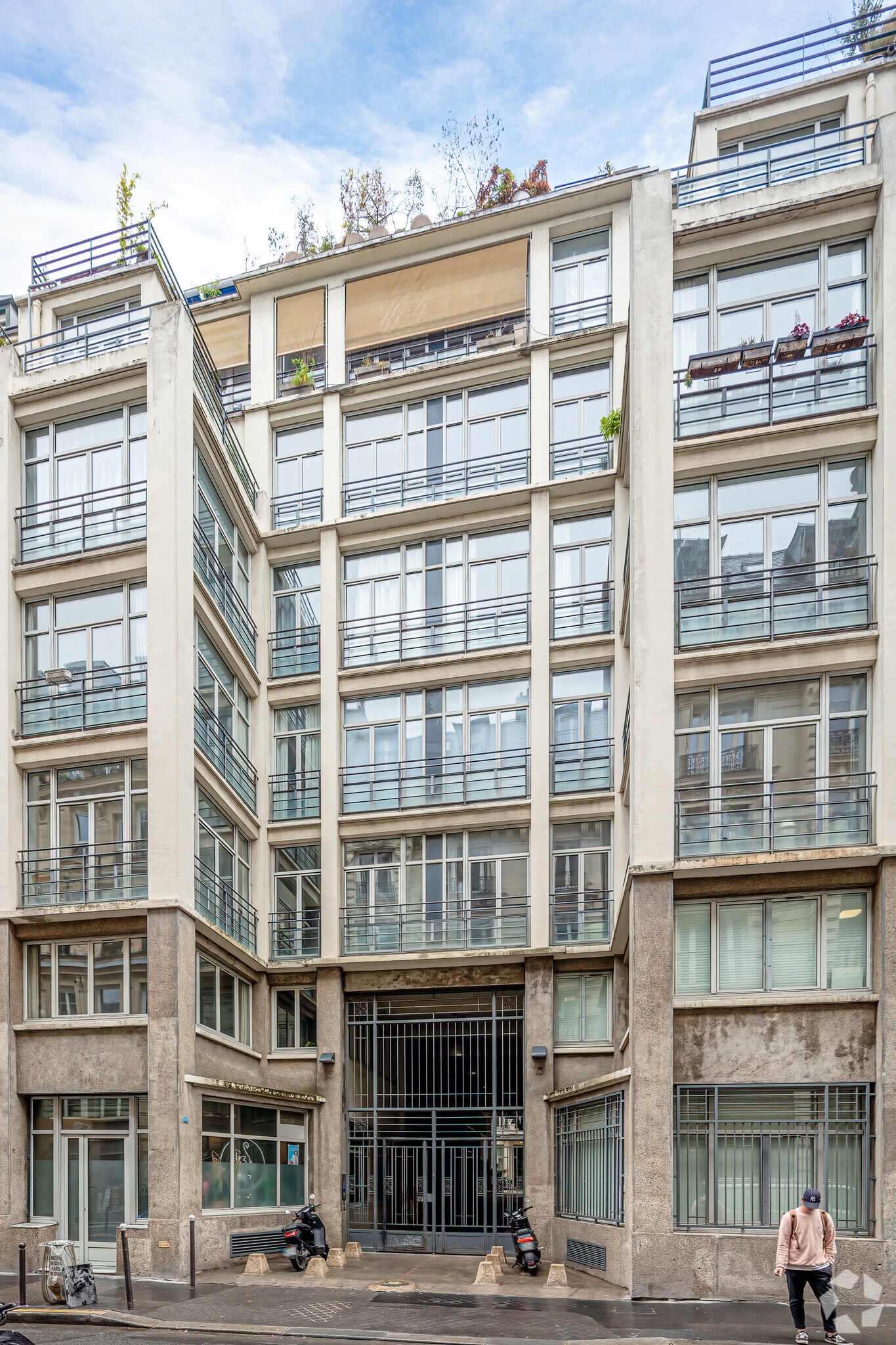 15 Rue Martel, Paris for sale Primary Photo- Image 1 of 2