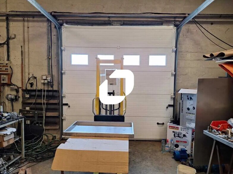 Office in Blanquefort for lease - Interior Photo - Image 1 of 14