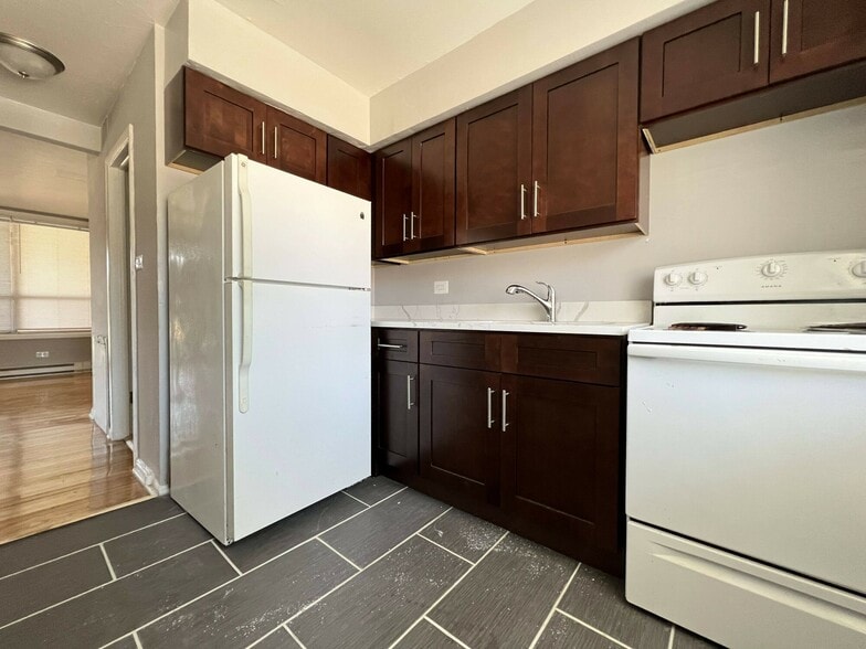 1901 W Pryor Ave, Chicago, IL for sale - Building Photo - Image 2 of 5