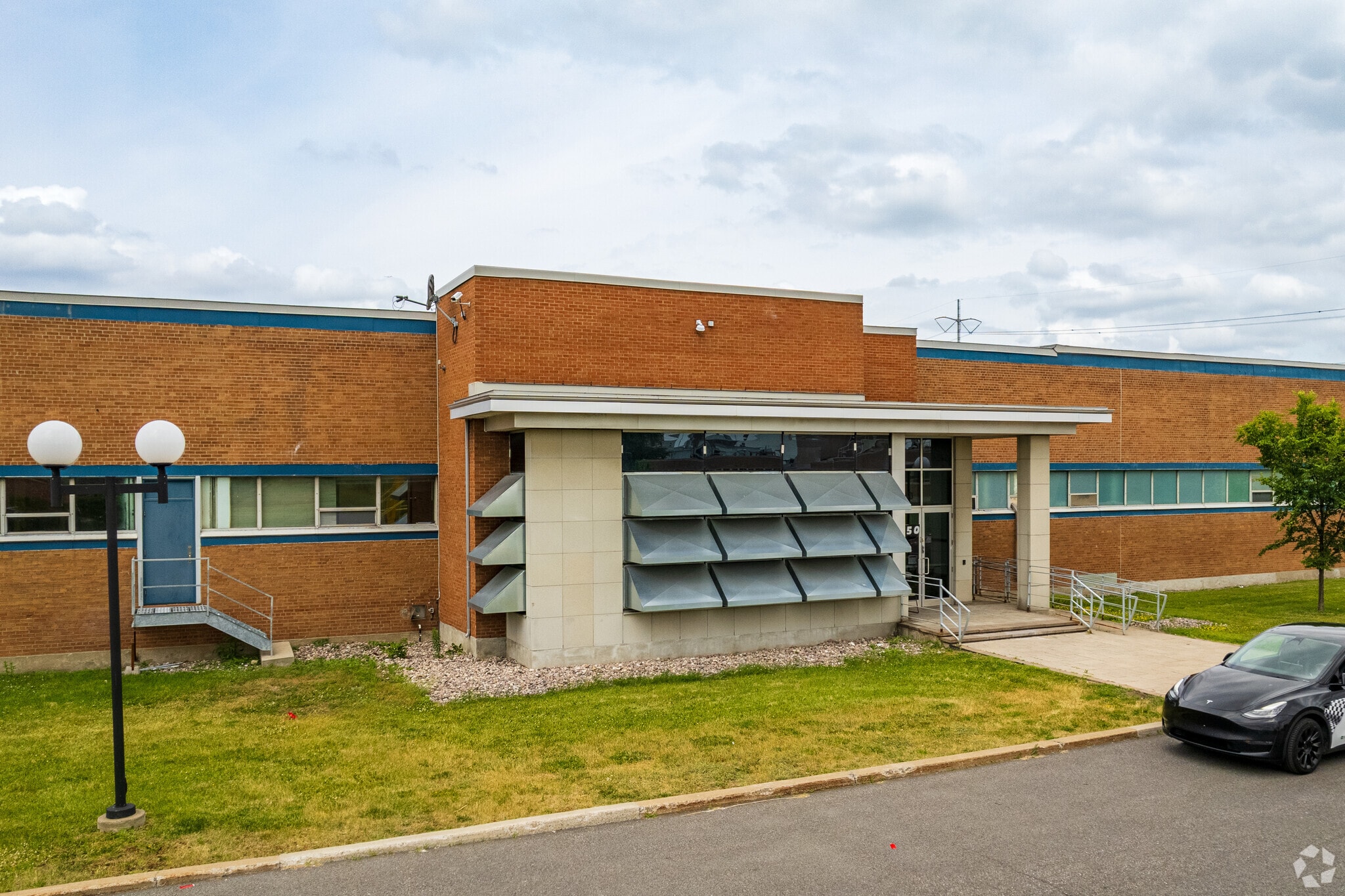 7101 Rue Notre-Dame E, Montréal, QC for lease Building Photo- Image 1 of 9