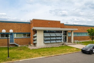 7101 Rue Notre-Dame E, Montréal QC - Warehouse