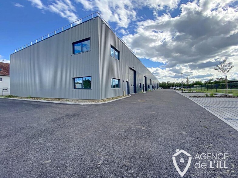 Flex in Saint-Hippolyte for lease - Building Photo - Image 1 of 10
