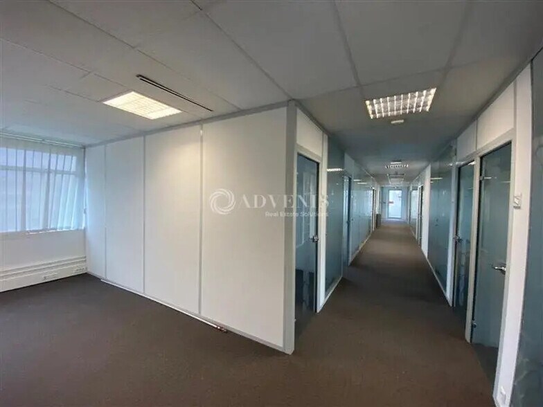 Office in Orly for lease - Interior Photo - Image 2 of 6