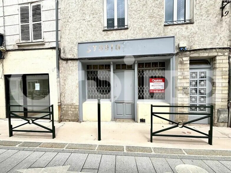 Retail in Compiègne for lease - Building Photo - Image 1 of 5