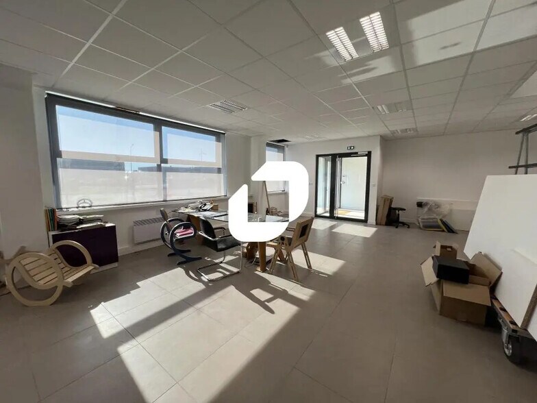 Office in Pérenchies for lease - Interior Photo - Image 2 of 17