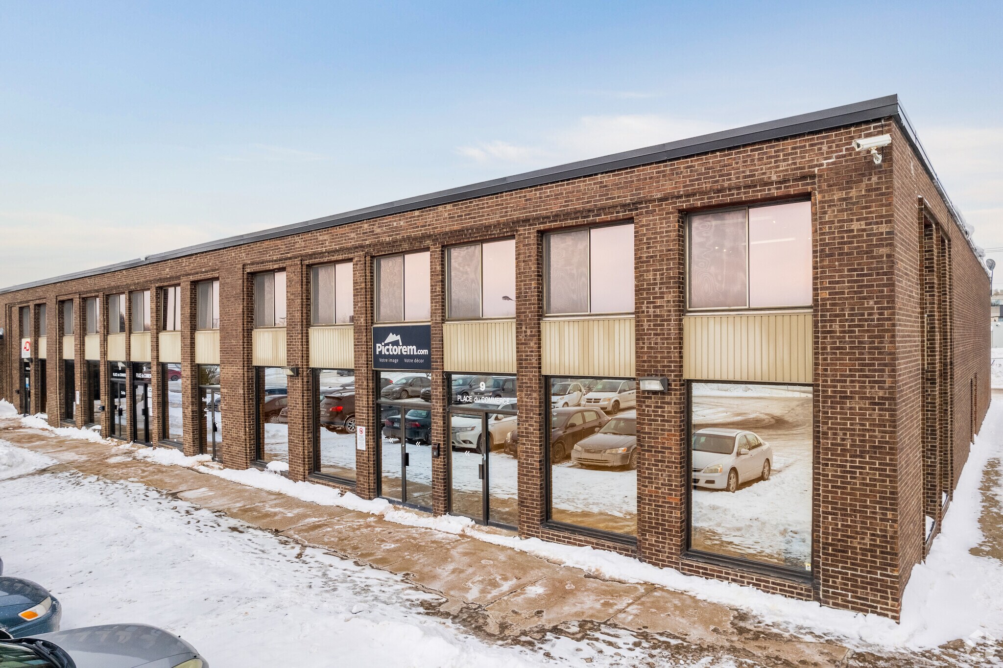 9 St de la Place du Commerce, Brossard, QC for lease Primary Photo- Image 1 of 5