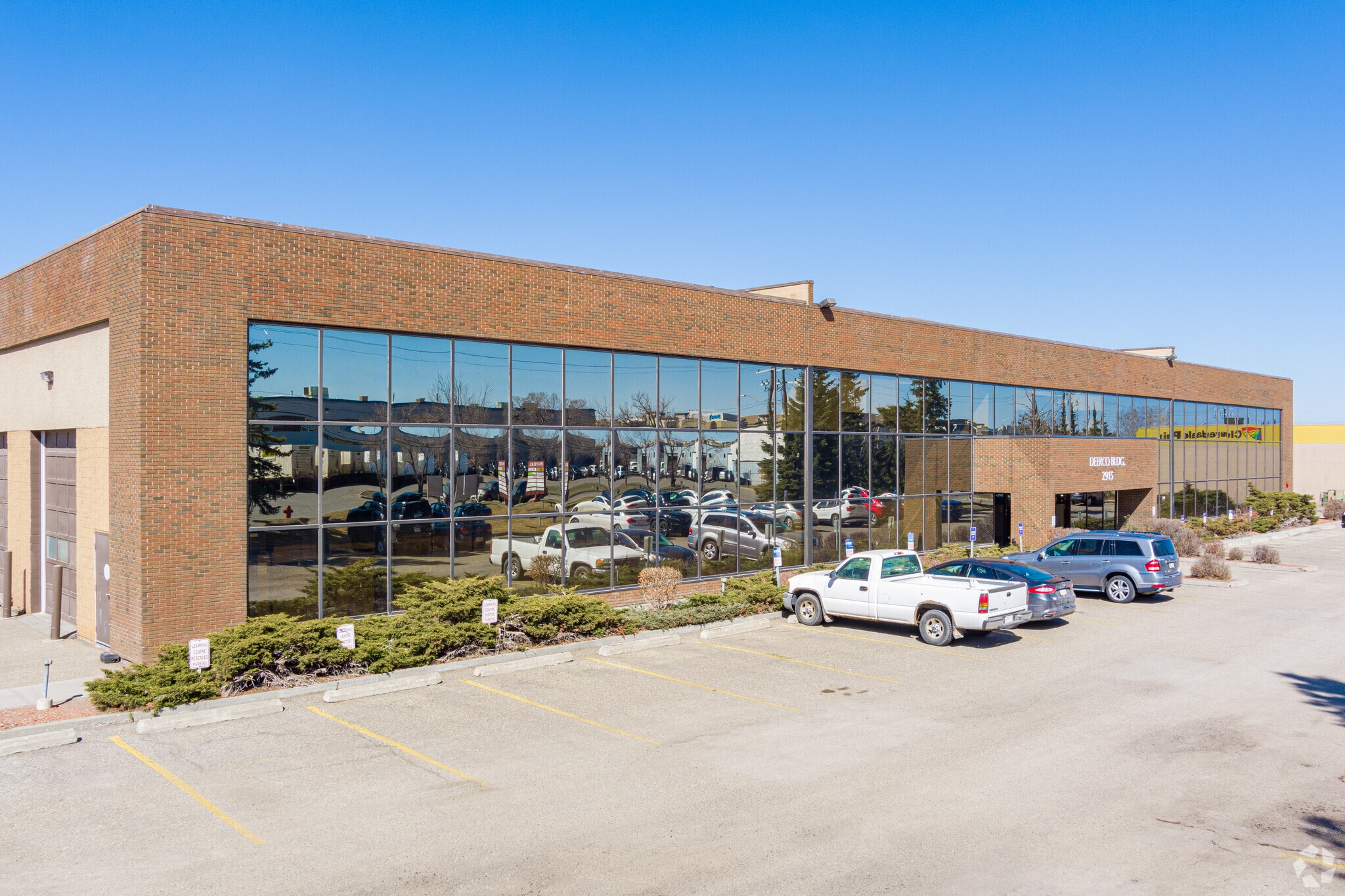 2915 21st St NE, Calgary, AB for sale Primary Photo- Image 1 of 1