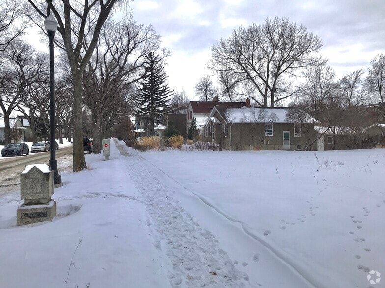 11042-11048 126 St NW, Edmonton, AB for sale - Primary Photo - Image 1 of 1