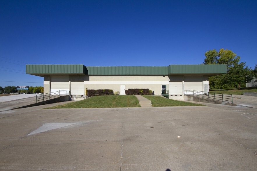 1100 NW Valley Ridge Dr, Grain Valley, MO 64029