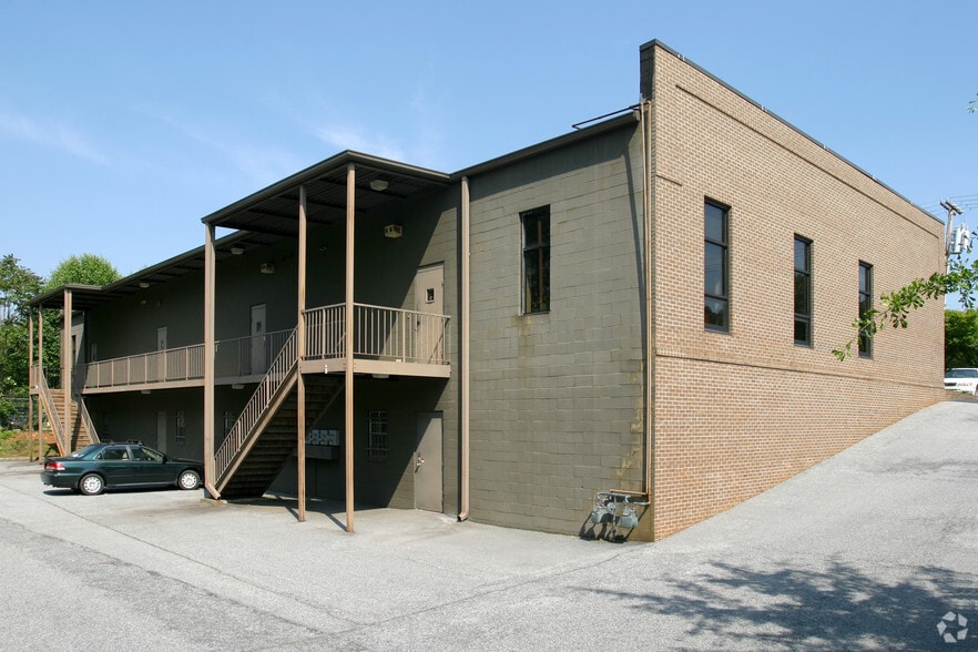 1615 Wade Hampton Blvd, Greenville, SC for lease - Building Photo - Image 3 of 4