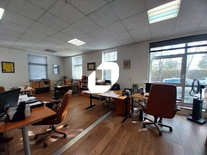 Flex in Voisins-le-Bretonneux for lease - Interior Photo - Image 2 of 6