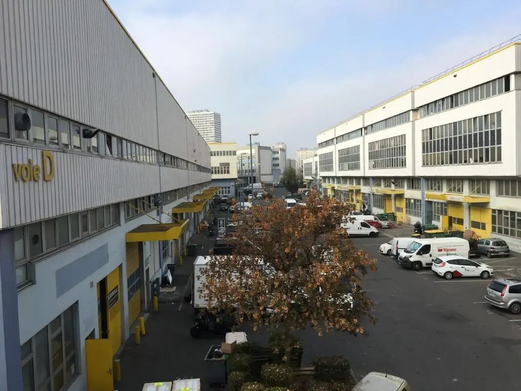 Flex in Paris for lease Building Photo- Image 1 of 3