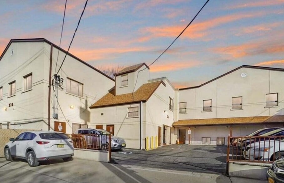 235 Dongan Hills Ave, Staten Island, NY for lease - Building Photo - Image 2 of 8