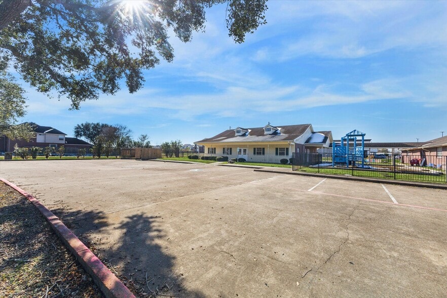 2654 W Oaks Blvd, Pearland, TX for lease - Building Photo - Image 2 of 10